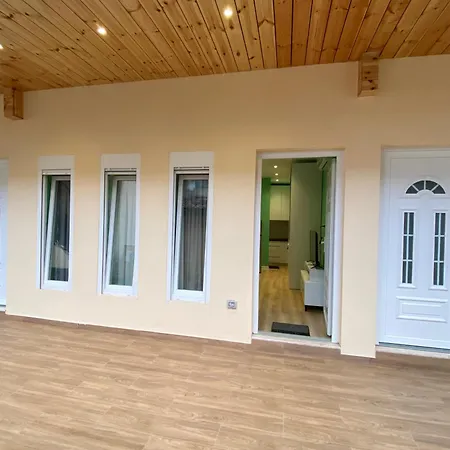 Center * Τίρανα