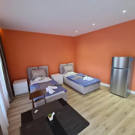 Center * Τίρανα