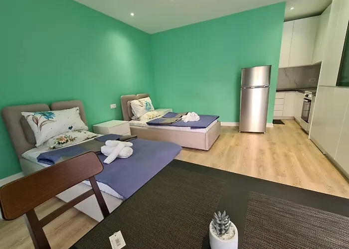 Center * Тирана